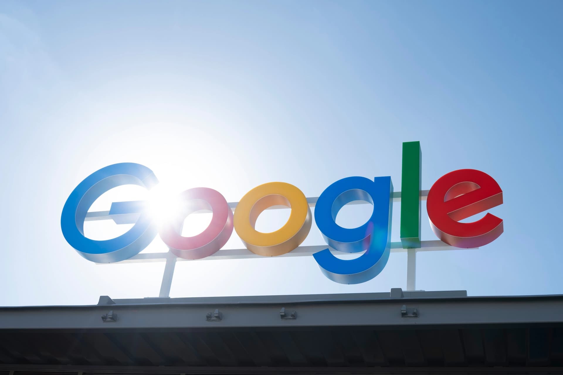 Google atualiza busca com IA para incluir citações do Reddit e outros fóruns