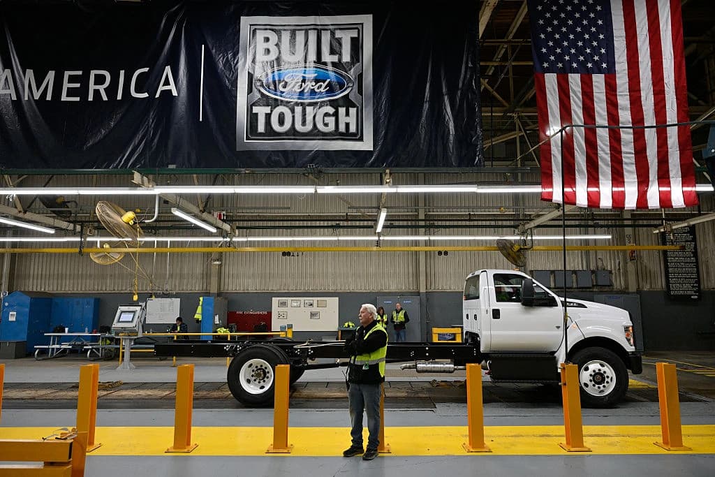 Engenheiros veteranos na linha de montagem da Ford