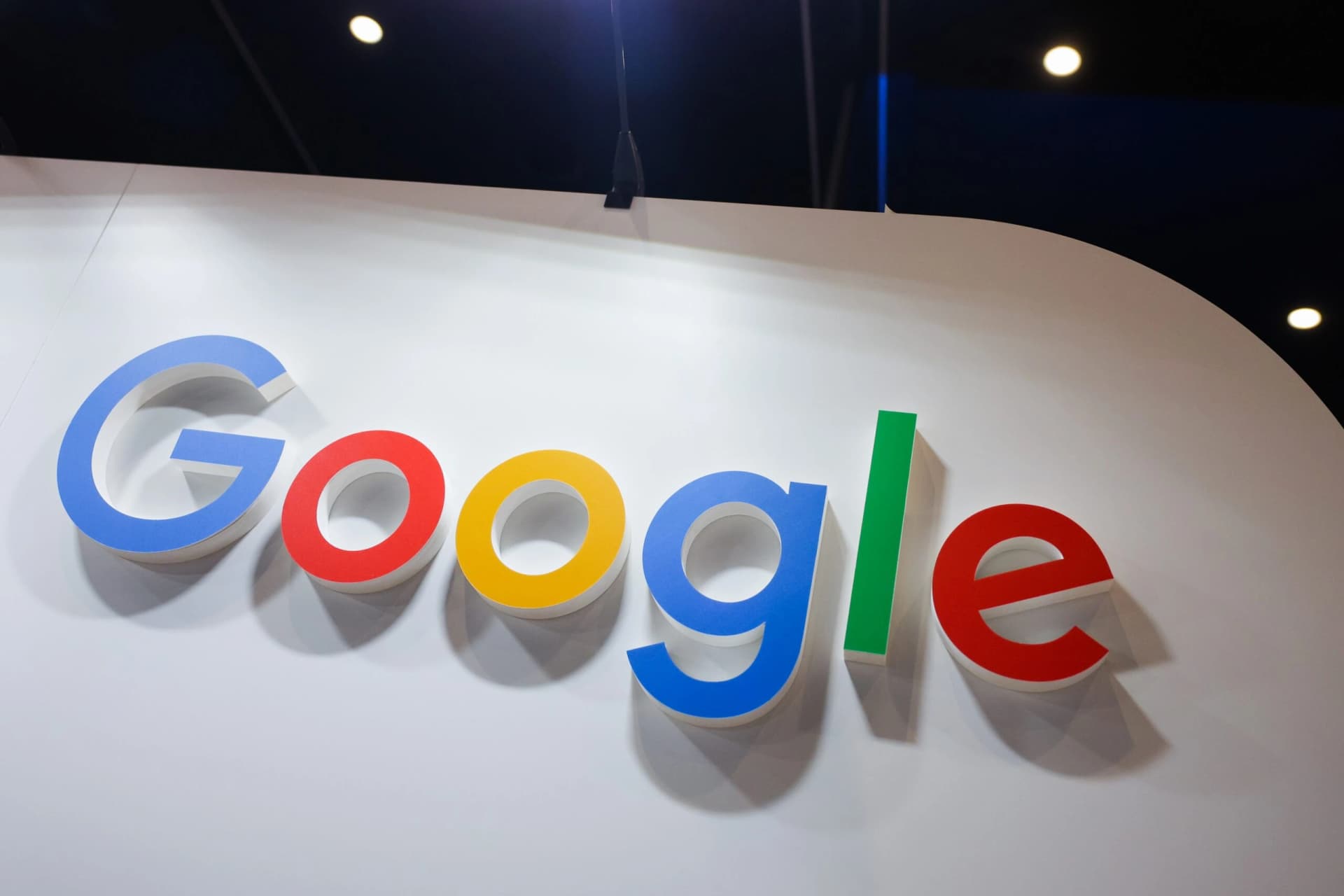 Google processa rede criminosa chinesa que usou IA para fraudar centenas de milhares de vítimas