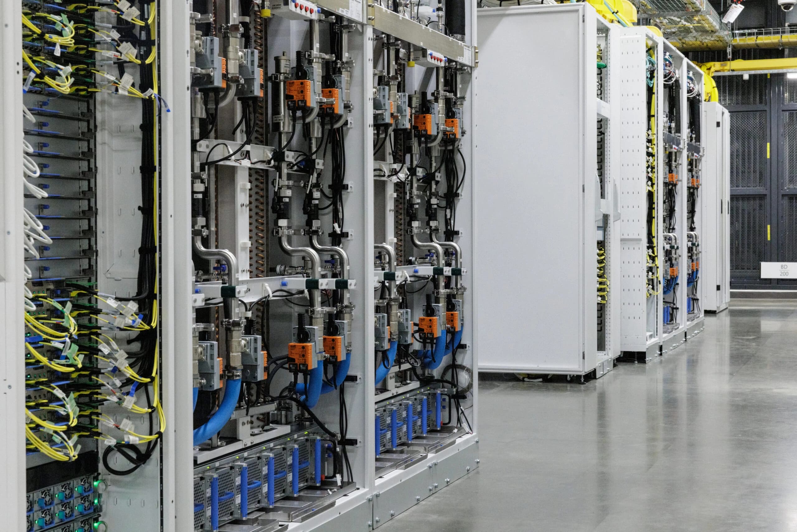 Data center com servidores de GPU para inteligencia artificial