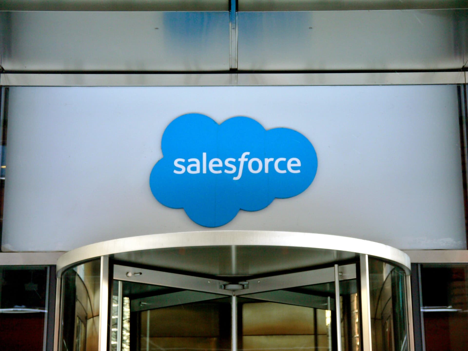 Salesforce adquire plataforma de IA Fin por US$ 3,6 bilhoes e reforça o Agentforce