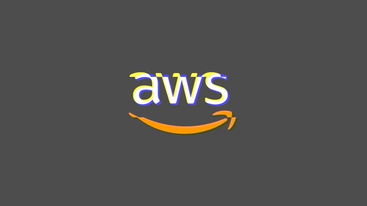 Logo da Amazon Web Services com efeito glitch representando o bug de faturamento