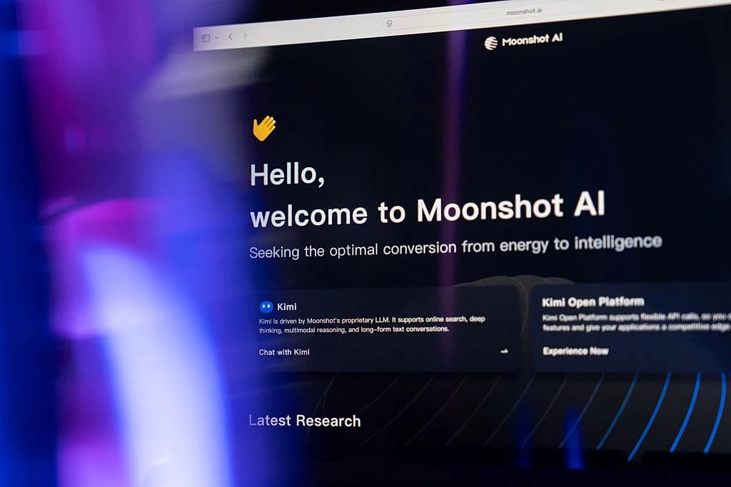 Interface do chatbot Kimi da Moonshot AI em computador em Xangai