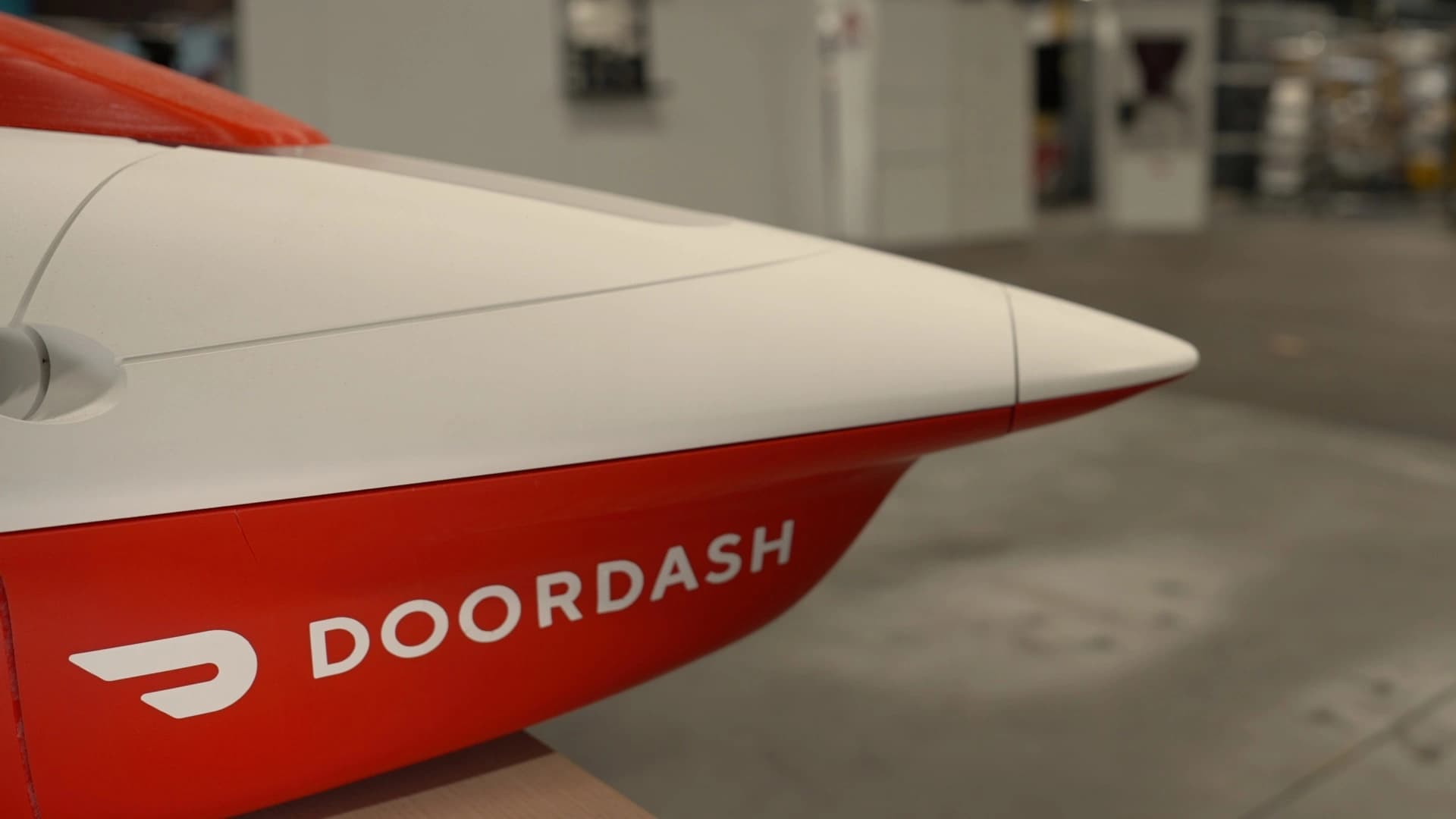 Drone da DoorDash Air em operação após certificação Part 135 da FAA