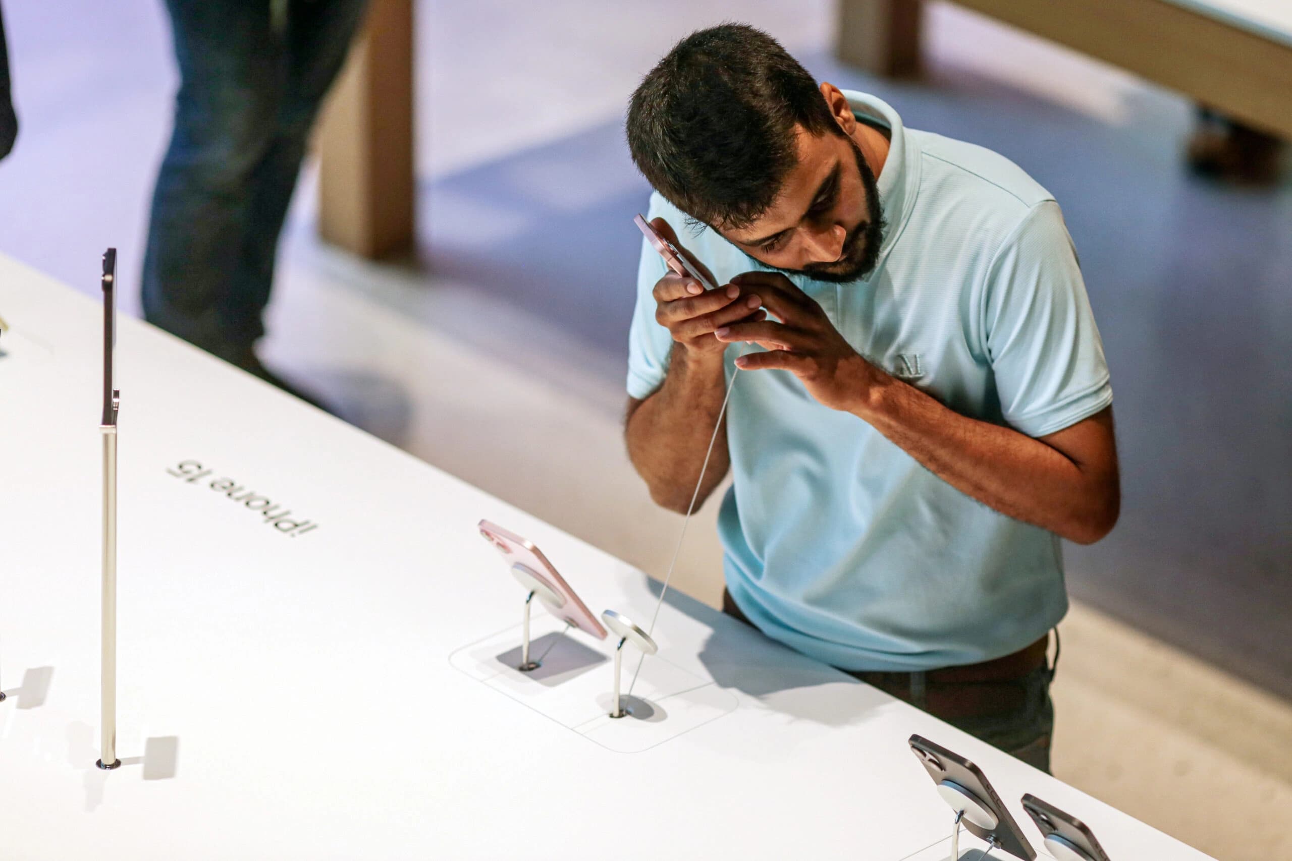 Linha de produção de smartphones em fábrica indiana