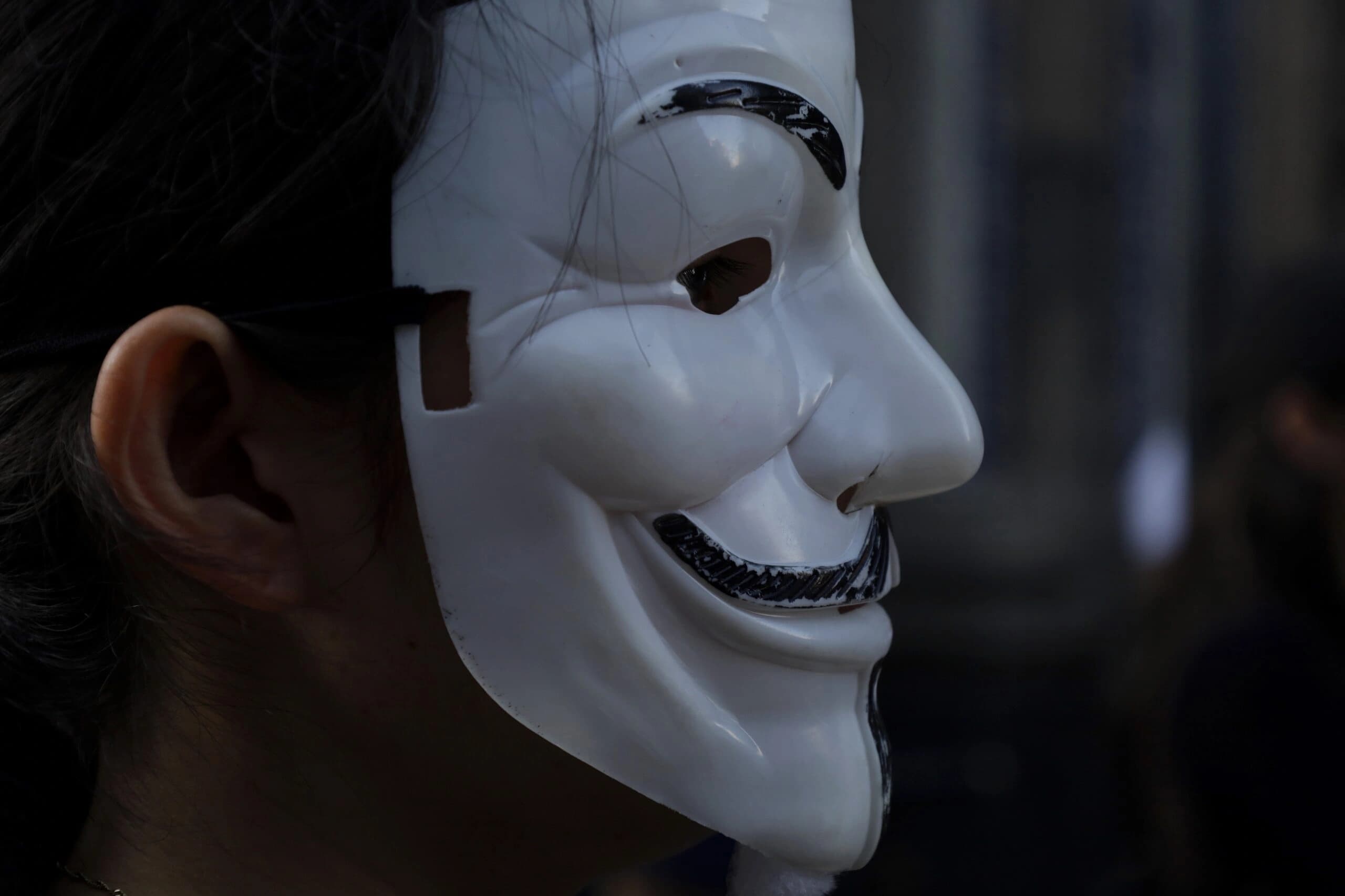Ativista mascarado em protesto contra vigilância digital