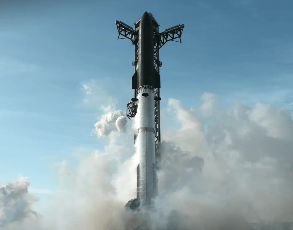 Foguete Starship V3 da SpaceX na plataforma de lançamento em South Texas com motores ativados momentaneamente antes do aborto