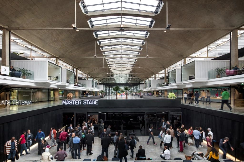 Palco principal da Station F, o maior hub de startups do mundo, em Paris