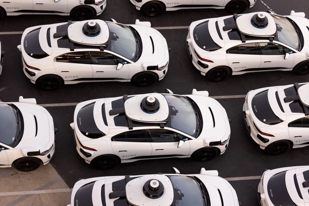 Frota de robotaxis da Waymo em San Francisco