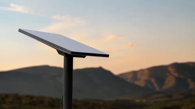 Antena Starlink Mini instalada ao ar livre para uso em trabalho remoto