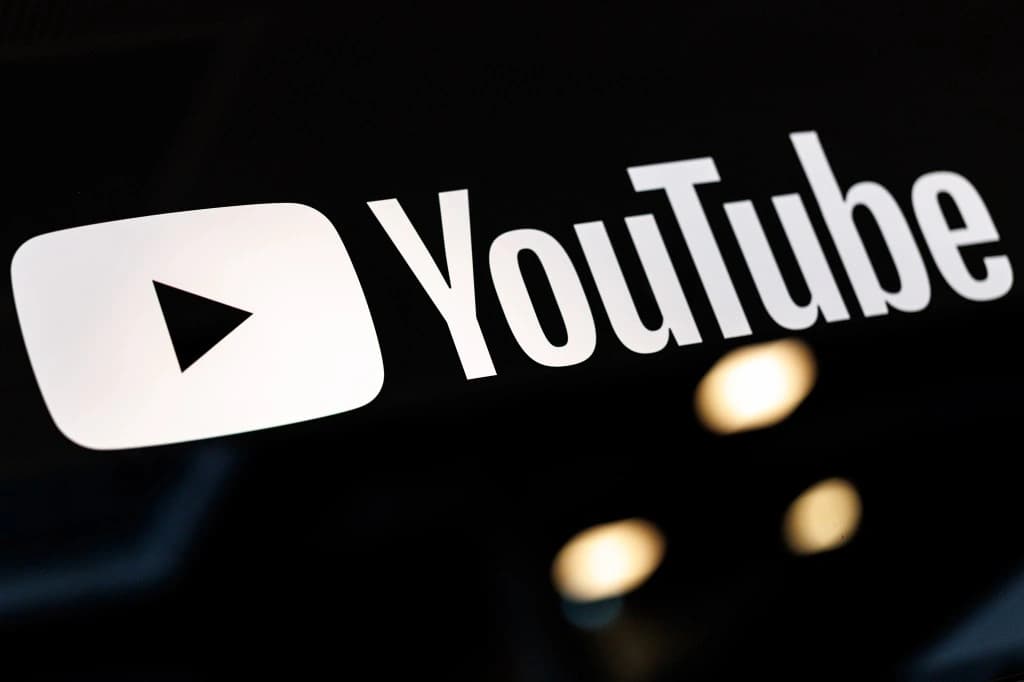 Logo do YouTube em tela de smartphone