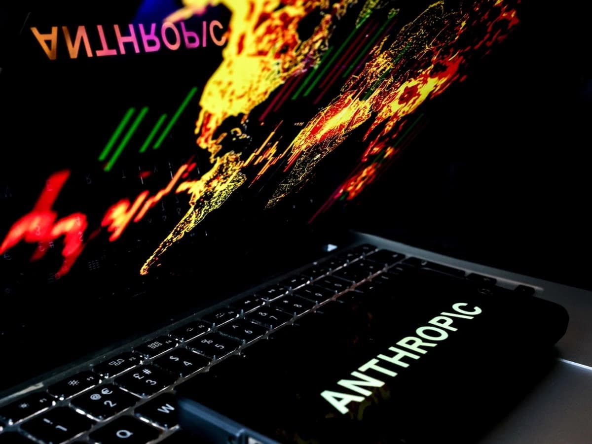 Logotipo da Anthropic sobre fundo com circuitos de inteligência artificial