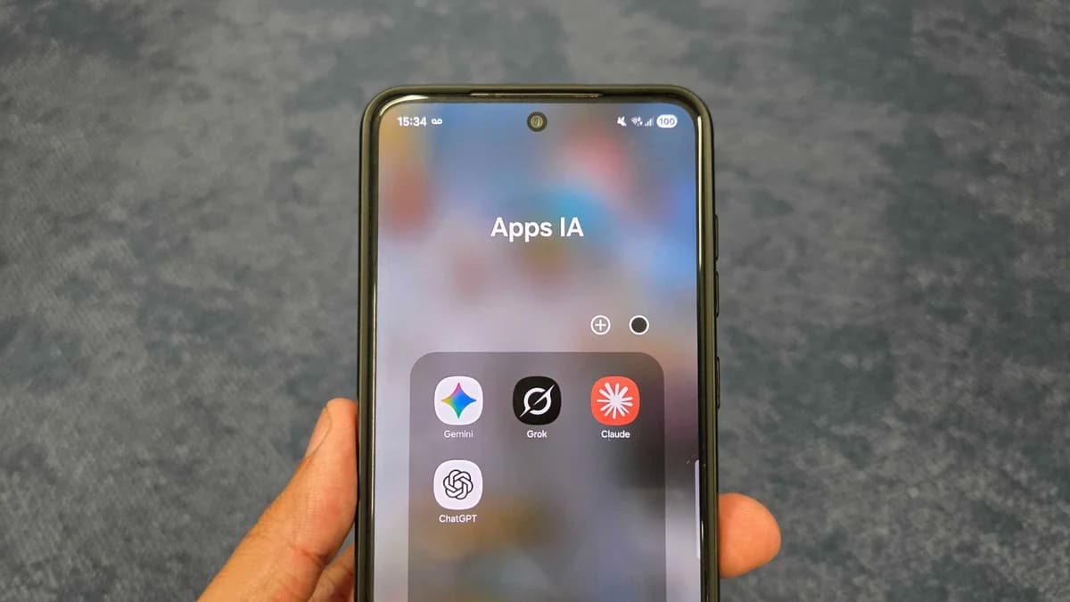 Tela de celular com aplicativos de chatbots de inteligência artificial