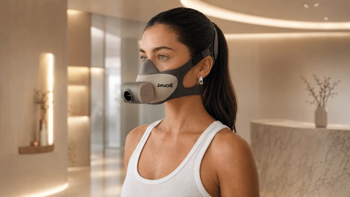 Máscara de análise respiratória da PNOE usada para medir oxigênio e gás carbônico durante um teste