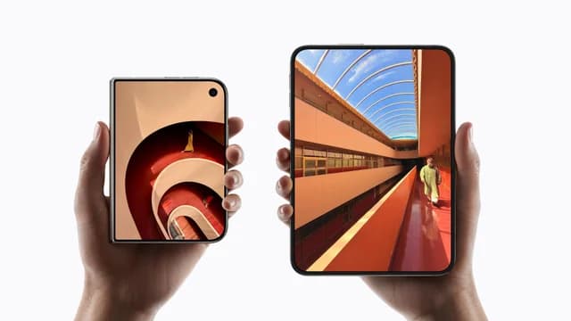 iPhone Duo, primeiro celular dobrável da Apple, exibindo a tela interna OLED de 7,6 polegadas