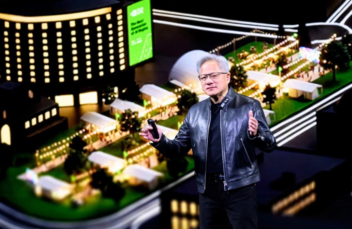 Jensen Huang, CEO da Nvidia, em apresentação com chips de IA Blackwell ao fundo