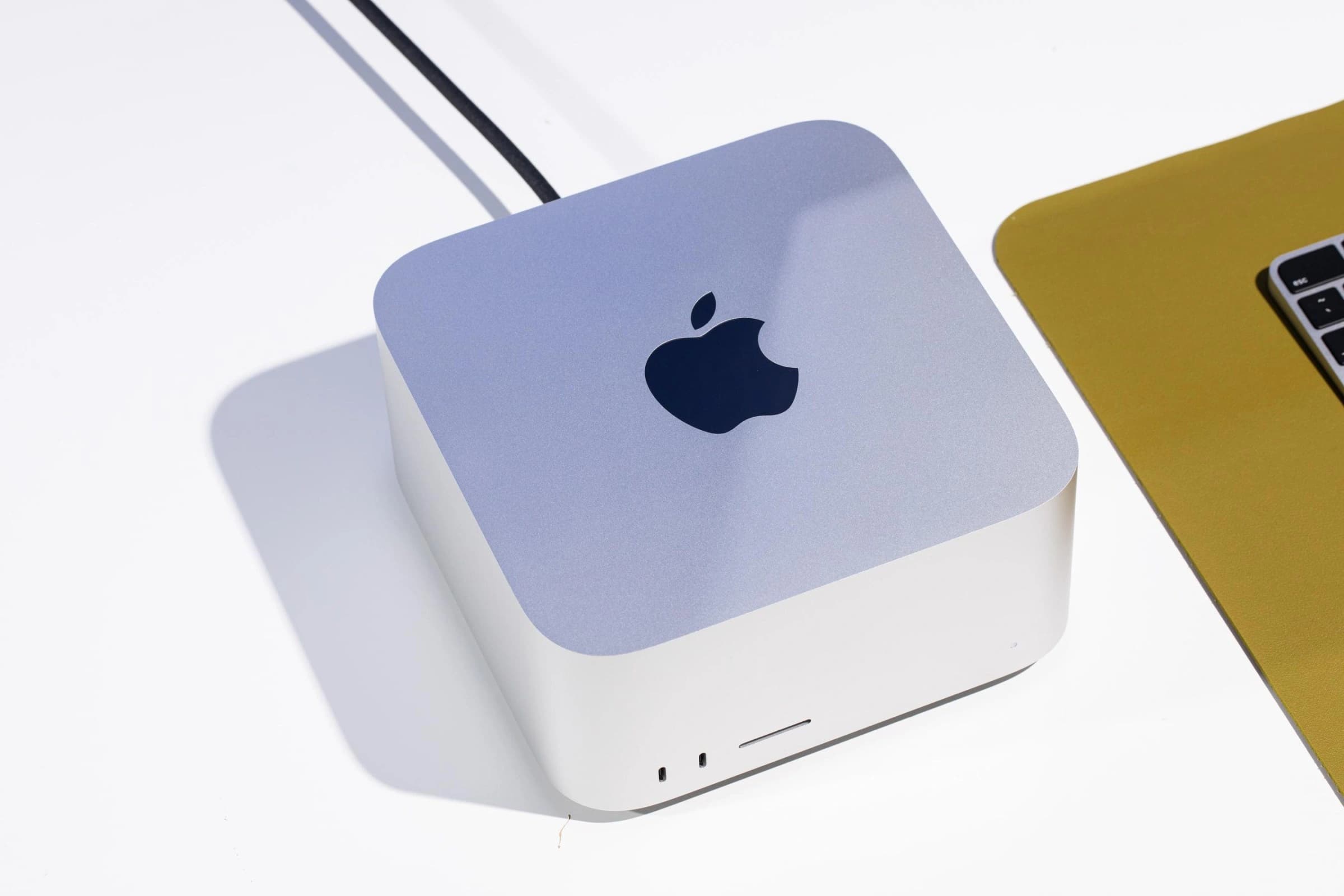 Mac Studio com chip M5 Ultra sobre uma mesa
