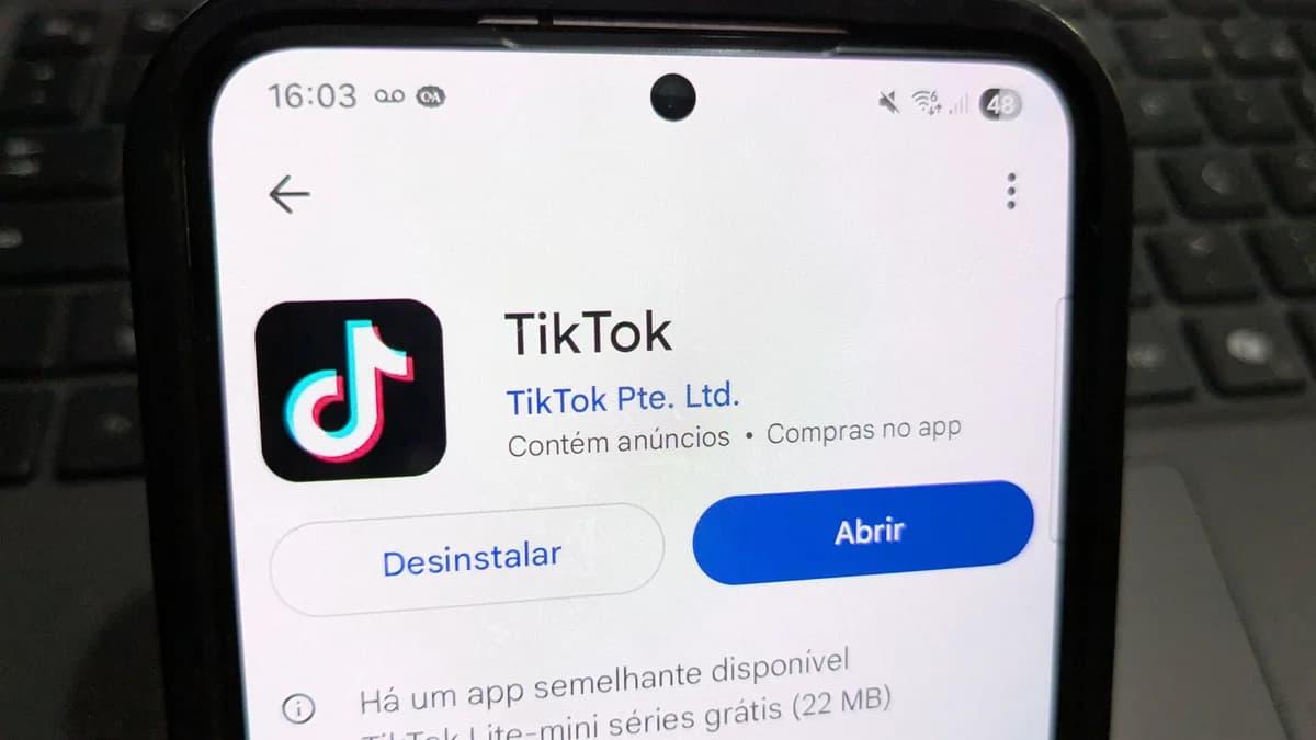 Aplicativo TikTok exibido em um smartphone