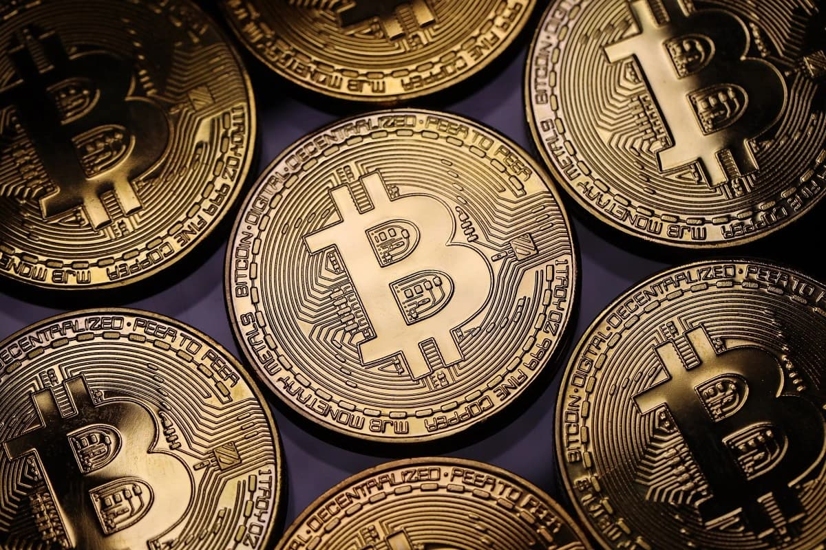 Tela de computador com código de segurança representando cibersegurança e criptomoedas