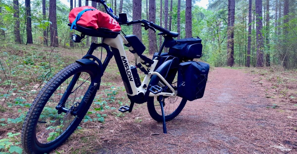 Bicicleta elétrica Amflow TL Carbon em uma área externa, com pneus largos para uso urbano e em trilhas