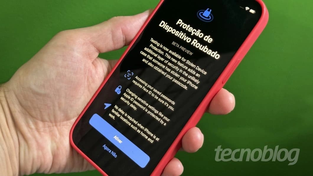 Mão segura um iPhone com a tela de configurações da Proteção de Dispositivo Roubado ativada