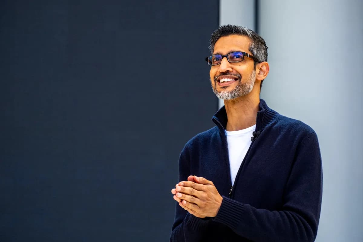 Imagem de Sundar Pichai em uma tela de tecnologia, usada para ilustrar a ferramenta TorchTPU da Google